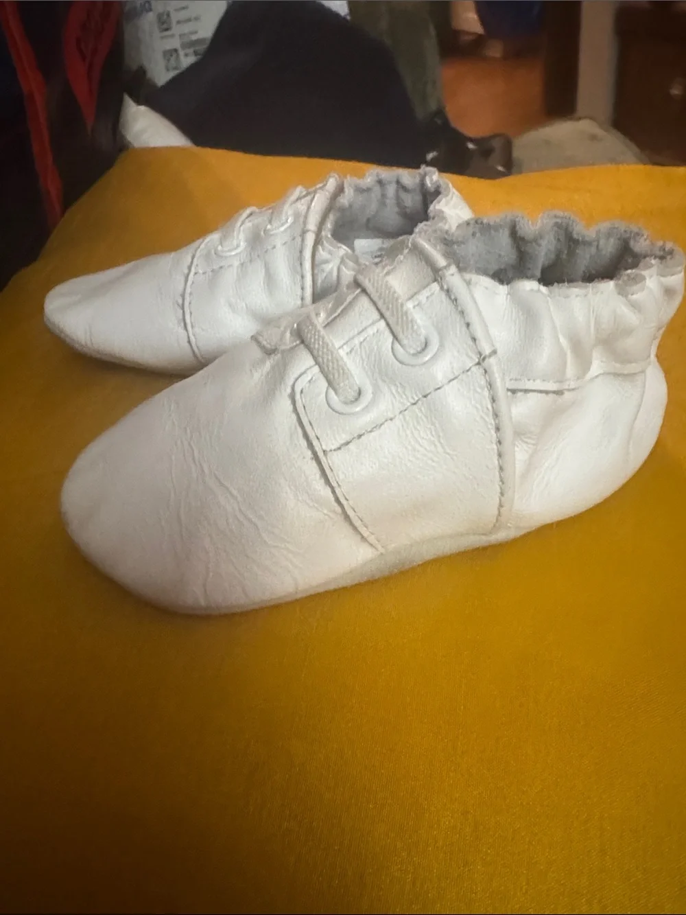 Robeez White Leather Baby Moccasins with Elastic Ankle